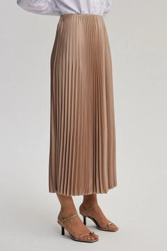 Una modella di abbigliamento all'ingrosso indossa tou12910-pleated-skirt-mink, vendita all'ingrosso turca di Gonna di Touche Prive