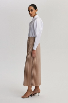 Un mannequin de vêtements en gros porte tou12910-pleated-skirt-mink, Jupe en gros de Touche Prive en provenance de Turquie