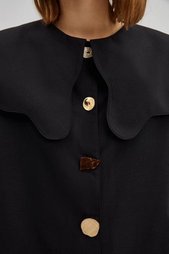 Bir model, Touche Prive toptan giyim markasının 47721 - 23S1H005 toptan Gömlek ürününü sergiliyor.