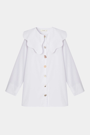 Bir model, Touche Prive toptan giyim markasının  Geniş Yaka Poplin Gömlek - Beyaz
 toptan Gömlek ürününü sergiliyor.