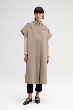 Ένα μοντέλο χονδρικής πώλησης ρούχων φοράει TOU11120 - Hooded Vest - Mink, τούρκικο Αμάνικο μπλουζάκι χονδρικής πώλησης από Touche Prive
