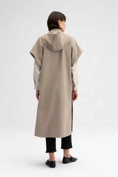 Bir model, Touche Prive toptan giyim markasının TOU11120 - Hooded Vest - Mink toptan Yelek ürününü sergiliyor.