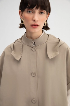 Una modella di abbigliamento all'ingrosso indossa TOU11120 - Hooded Vest - Mink, vendita all'ingrosso turca di Veste di Touche Prive