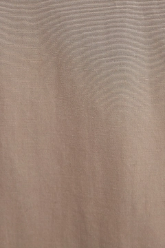Bir model, Touche Prive toptan giyim markasının TOU11120 - Hooded Vest - Mink toptan Yelek ürününü sergiliyor.