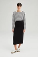 Ένα μοντέλο χονδρικής πώλησης ρούχων φοράει tou11436-elastic-waisted-jersey-skirt-black, τούρκικο  χονδρικής πώλησης από 