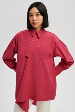 Bir model, Touche Prive toptan giyim markasının tou12945-asymmetric-poplin-tunic-fuchsia toptan Tunik ürününü sergiliyor.
