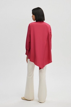 Bir model, Touche Prive toptan giyim markasının tou12945-asymmetric-poplin-tunic-fuchsia toptan Tunik ürününü sergiliyor.