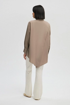 Bir model, Touche Prive toptan giyim markasının tou12948-asymmetric-poplin-tunic-mink toptan Tunik ürününü sergiliyor.