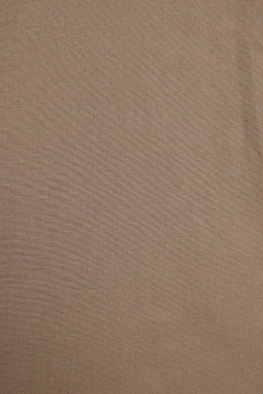 Bir model, Touche Prive toptan giyim markasının tou12948-asymmetric-poplin-tunic-mink toptan Tunik ürününü sergiliyor.
