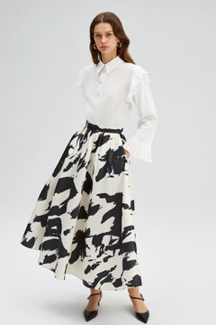 A wholesale clothing model wears TOU11072 - Patterned Satin Skirt - Ecru, Turkish wholesale Skirt of Touche Prive