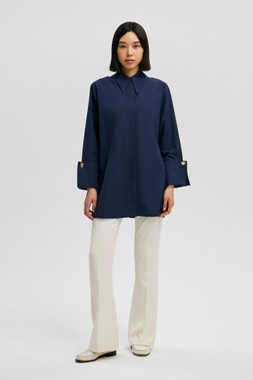 Bir model, Touche Prive toptan giyim markasının  Geniş Manşetli Poplin Gömlek - Mavi
 toptan Gömlek ürününü sergiliyor.