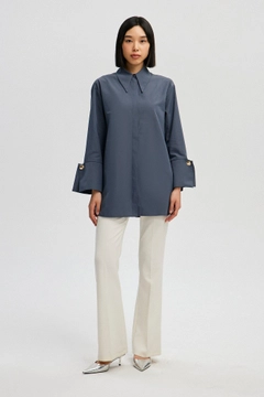 Ein Bekleidungsmodell aus dem Großhandel trägt tou12956-poplin-shirt-with-widee-cuff-antrasit, türkischer Großhandel Hemd von Touche Prive