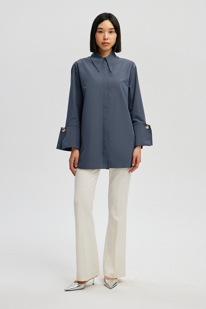 Una modella di abbigliamento all'ingrosso indossa tou12956-poplin-shirt-with-widee-cuff-antrasit, vendita all'ingrosso turca di Camicia di Touche Prive