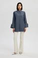 Ein Bekleidungsmodell aus dem Großhandel trägt tou12956-poplin-shirt-with-widee-cuff-antrasit, türkischer Großhandel  von 