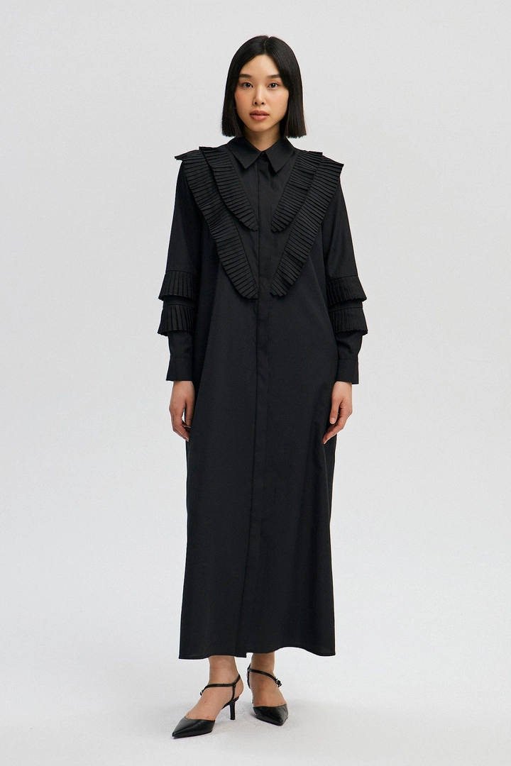 Bir model, Touche Prive toptan giyim markasının tou12982-pleat-detailed-shirt-dress-black toptan Elbise ürününü sergiliyor.