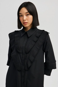 Een kledingmodel uit de groothandel draagt tou12982-pleat-detailed-shirt-dress-black, Turkse groothandel Jurk van Touche Prive