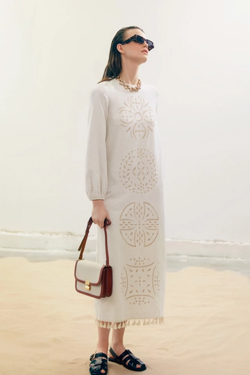 Ein Bekleidungsmodell aus dem Großhandel trägt  Besticktes Kleid Aus Leinenstruktur - Creme
, türkischer Großhandel  von Touche Prive