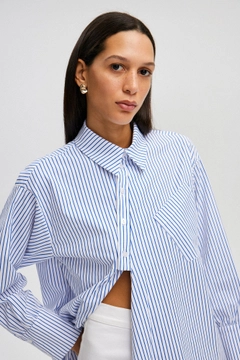 Bir model, Touche Prive toptan giyim markasının tou12964-striped-tunic-white toptan Tunik ürününü sergiliyor.