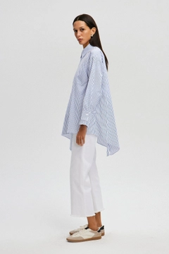 Bir model, Touche Prive toptan giyim markasının tou12964-striped-tunic-white toptan Tunik ürününü sergiliyor.