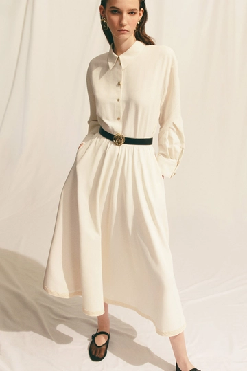 Bir model, Touche Prive toptan giyim markasının  Dantel Detaylı Keten Dokulu Etek - Krem
 toptan Etek ürününü sergiliyor.