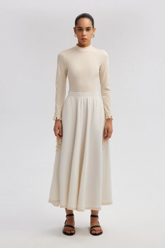 Una modella di abbigliamento all'ingrosso indossa tou13070-linen-textured-skirt-with-lace-detail-cream, vendita all'ingrosso turca di Gonna di Touche Prive