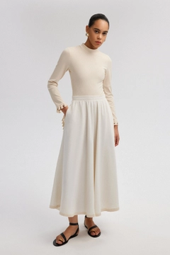 Bir model, Touche Prive toptan giyim markasının tou13070-linen-textured-skirt-with-lace-detail-cream toptan Etek ürününü sergiliyor.