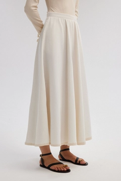 Un mannequin de vêtements en gros porte tou13070-linen-textured-skirt-with-lace-detail-cream, Jupe en gros de Touche Prive en provenance de Turquie