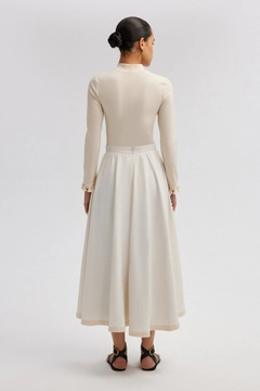 Bir model, Touche Prive toptan giyim markasının tou13070-linen-textured-skirt-with-lace-detail-cream toptan Etek ürününü sergiliyor.