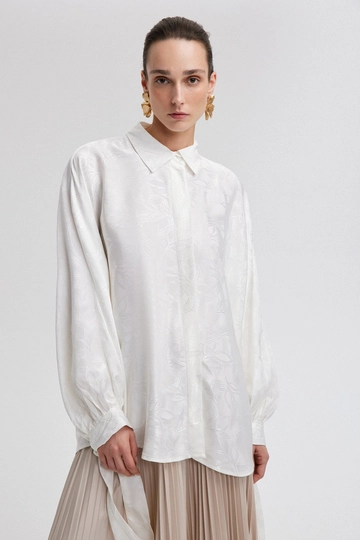 Bir model, Touche Prive toptan giyim markasının  Manşet Kravat Detaylı Jakarlı Gömlek - Ekru
 toptan Gömlek ürününü sergiliyor.