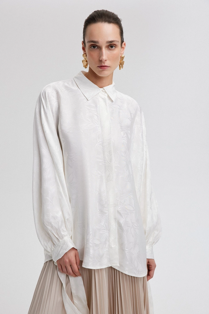 Una modella di abbigliamento all'ingrosso indossa tou13096-jacquard-shirt-with-cuff-tie-detail-ecru, vendita all'ingrosso turca di Camicia di Touche Prive