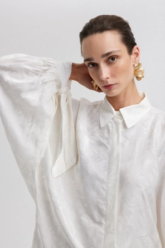 Bir model, Touche Prive toptan giyim markasının tou13096-jacquard-shirt-with-cuff-tie-detail-ecru toptan Gömlek ürününü sergiliyor.