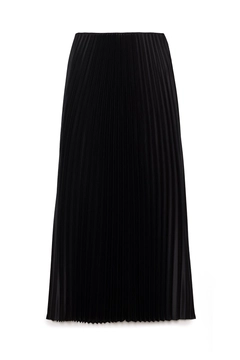 Una modelo de ropa al por mayor lleva tou12834-pleated-skirt-black, Falda turco al por mayor de Touche Prive