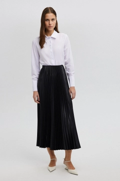Una modelo de ropa al por mayor lleva tou12834-pleated-skirt-black, Falda turco al por mayor de Touche Prive