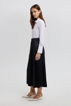 A wholesale clothing model wears tou12834-pleated-skirt-black, Turkish wholesale Skirt of Touche Prive