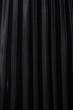Een kledingmodel uit de groothandel draagt tou12834-pleated-skirt-black, Turkse groothandel Rok van Touche Prive