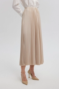 Ein Bekleidungsmodell aus dem Großhandel trägt tou12859-pleated-skirt-beige, türkischer Großhandel Rock von Touche Prive