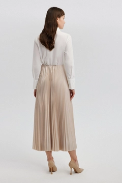Una modella di abbigliamento all'ingrosso indossa tou12859-pleated-skirt-beige, vendita all'ingrosso turca di Gonna di Touche Prive