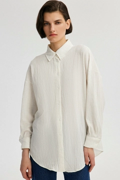Bir model, Touche Prive toptan giyim markasının tou11798-oversize-shirt-beige toptan Gömlek ürününü sergiliyor.