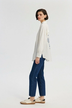 Veleprodajni model oblačil nosi tou11798-oversize-shirt-beige, turška veleprodaja Majica od Touche Prive