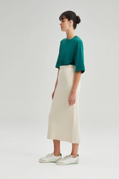 Ένα μοντέλο χονδρικής πώλησης ρούχων φοράει TOU11437 - Elastic Waisted Jersey Skirt - Cream, τούρκικο Φούστα χονδρικής πώλησης από Touche Prive