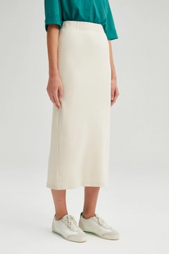 Ένα μοντέλο χονδρικής πώλησης ρούχων φοράει TOU11437 - Elastic Waisted Jersey Skirt - Cream, τούρκικο Φούστα χονδρικής πώλησης από Touche Prive