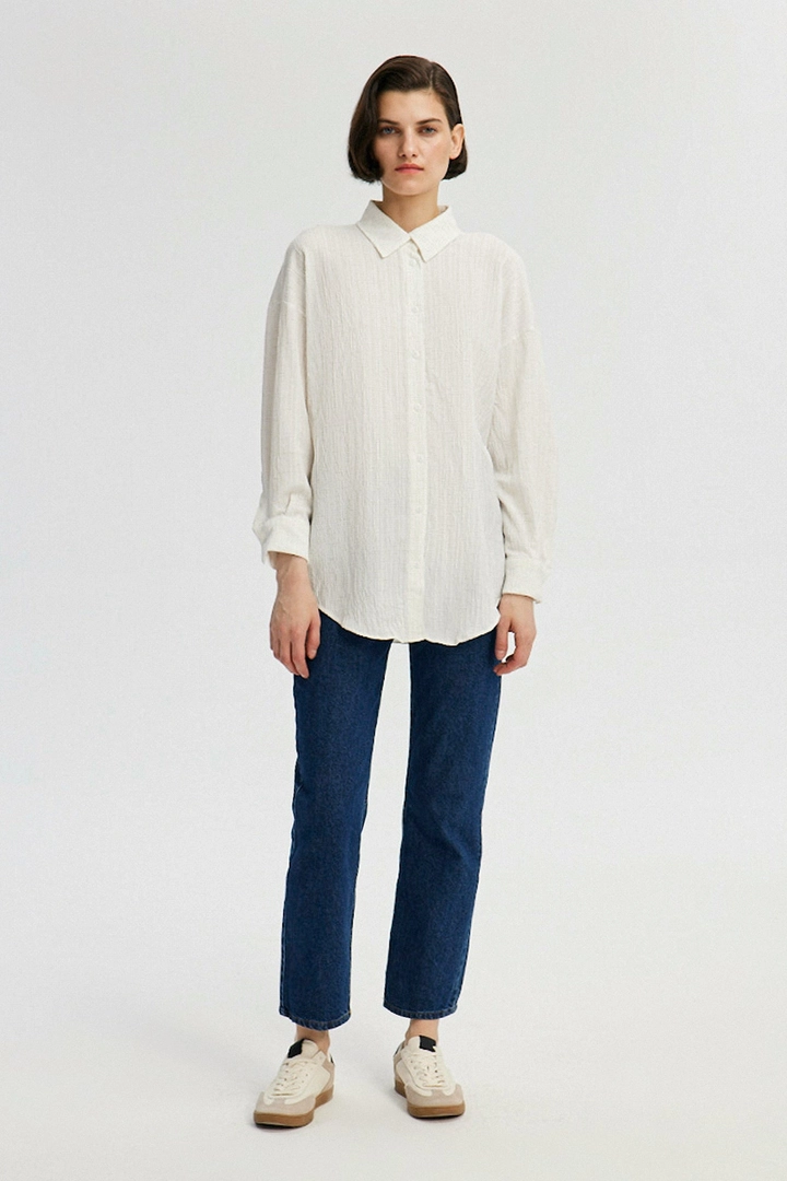 Bir model, Touche Prive toptan giyim markasının tou11798-oversize-shirt-beige toptan Gömlek ürününü sergiliyor.