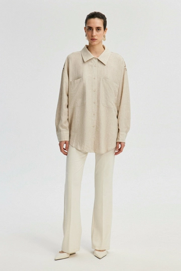 Bir model, Touche Prive toptan giyim markasının  Keten Dokulu Püskül Detaylı Gömlek - Krem
 toptan  ürününü sergiliyor.