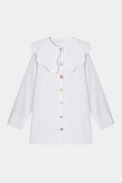 Una modella di abbigliamento all'ingrosso indossa TOU10166 - Wide Collar Poplin Shirt - White, vendita all'ingrosso turca di Camicia di Touche Prive