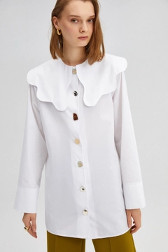 Bir model, Touche Prive toptan giyim markasının TOU10166 - Wide Collar Poplin Shirt - White toptan Gömlek ürününü sergiliyor.