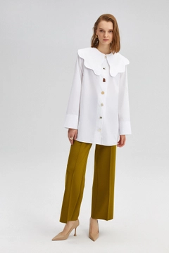 Ein Bekleidungsmodell aus dem Großhandel trägt TOU10166 - Wide Collar Poplin Shirt - White, türkischer Großhandel Hemd von Touche Prive