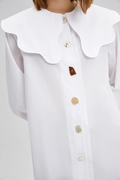 Una modella di abbigliamento all'ingrosso indossa TOU10166 - Wide Collar Poplin Shirt - White, vendita all'ingrosso turca di Camicia di Touche Prive