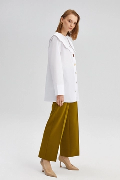 Bir model, Touche Prive toptan giyim markasının TOU10166 - Wide Collar Poplin Shirt - White toptan Gömlek ürününü sergiliyor.