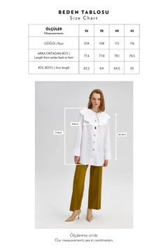 Una modelo de ropa al por mayor lleva TOU10166 - Wide Collar Poplin Shirt - White, Camisa turco al por mayor de Touche Prive