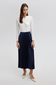 Una modelo de ropa al por mayor lleva tou12818-pleated-skirt-blue, Falda turco al por mayor de Touche Prive